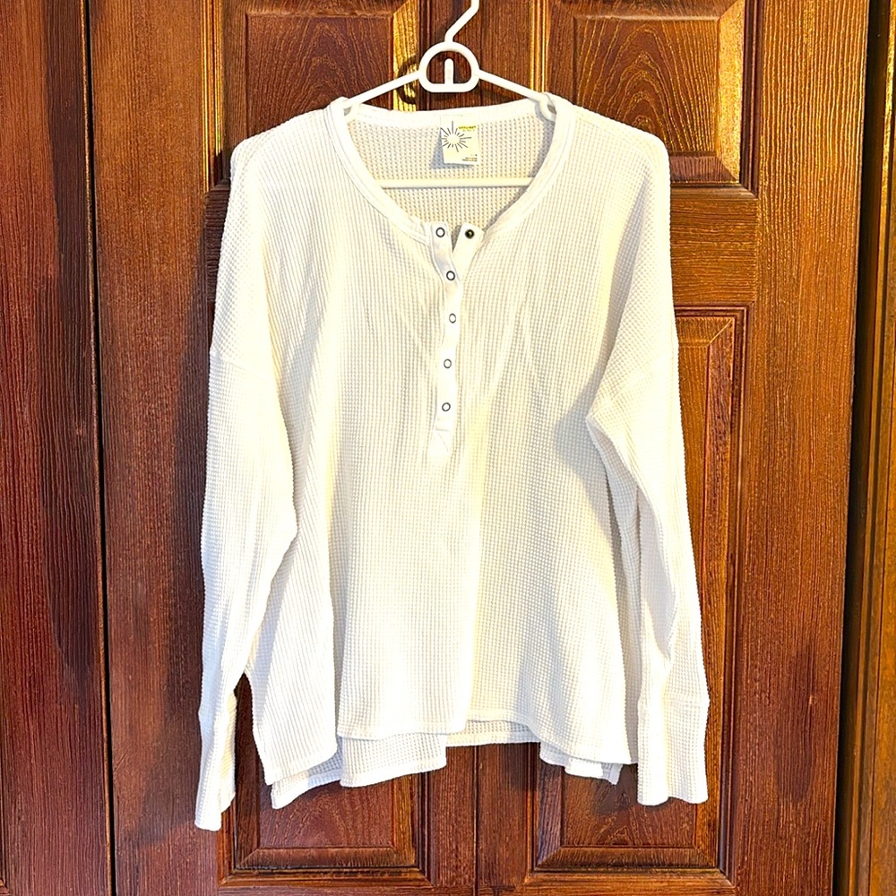 Aerie offline Henley with thumb holes. Size large white